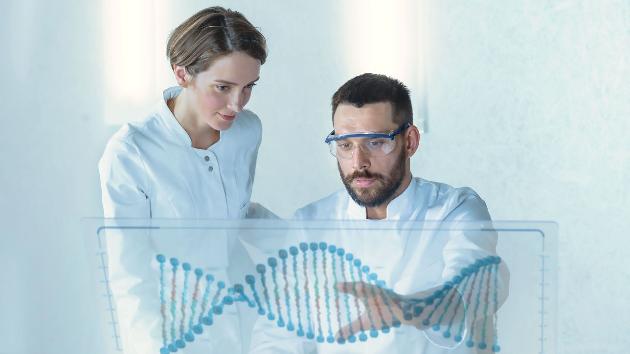 imagen de dos cientificos hombre y mujer estudiando una pantalla ultra moderna transparente donde aparece una secuencia de adn humano